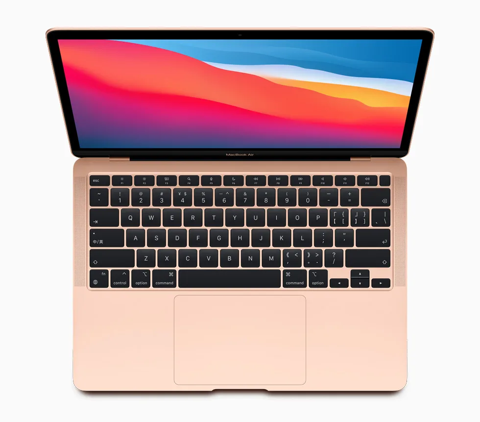 玫瑰金色 M1 MacBook Air 開住 Big Sur 桌布，見到鍵盤同螢幕
