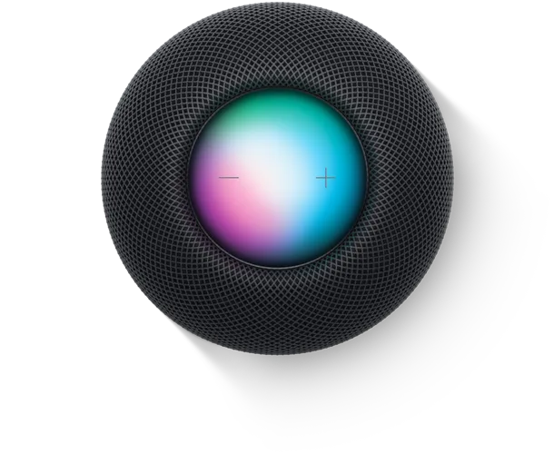 午夜暗色 HomePod mini 配合三部顯示家居 app 畫面嘅 iPhone