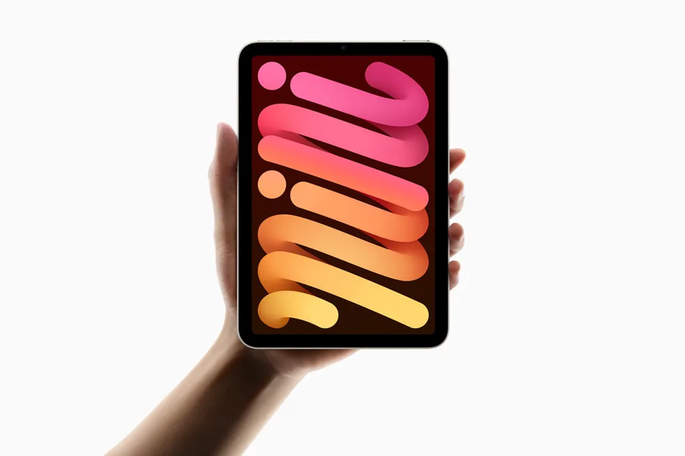 一隻手拎住現款 iPad mini，作為傳聞中摺疊 iPhone 內屏尺寸比較