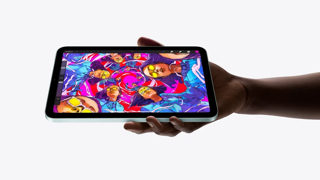用家手持現售 iPad mini，以 Apple Pencil Pro 喺 Procreate 畫畫