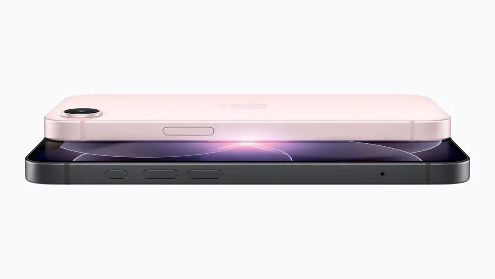 兩部 iPhone 17e 疊住展示，粉紅同黑色機身。