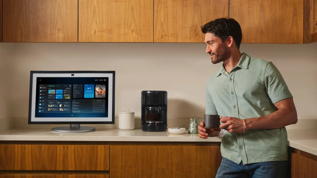 一個人望住 Echo Show 上嘅 Alexa+ 畫面