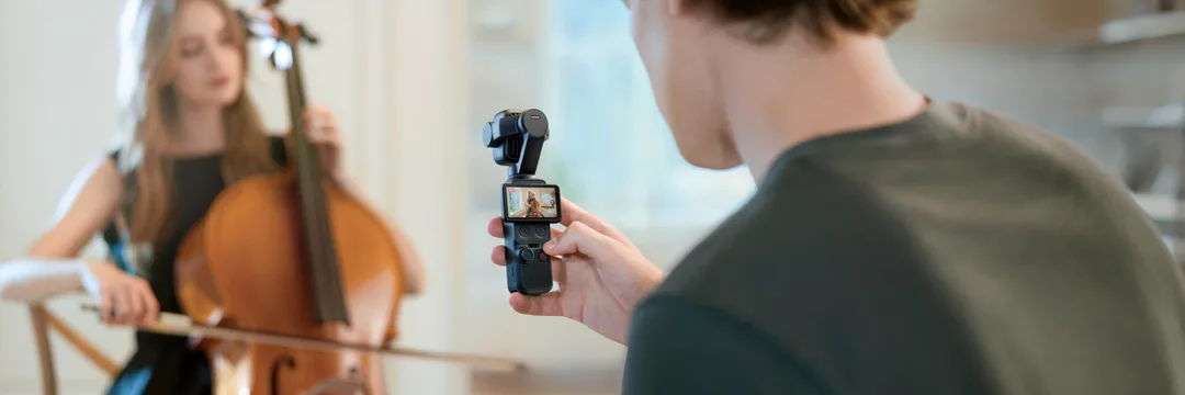 用家手持 DJI Osmo Pocket 4P 拍攝大提琴演奏者