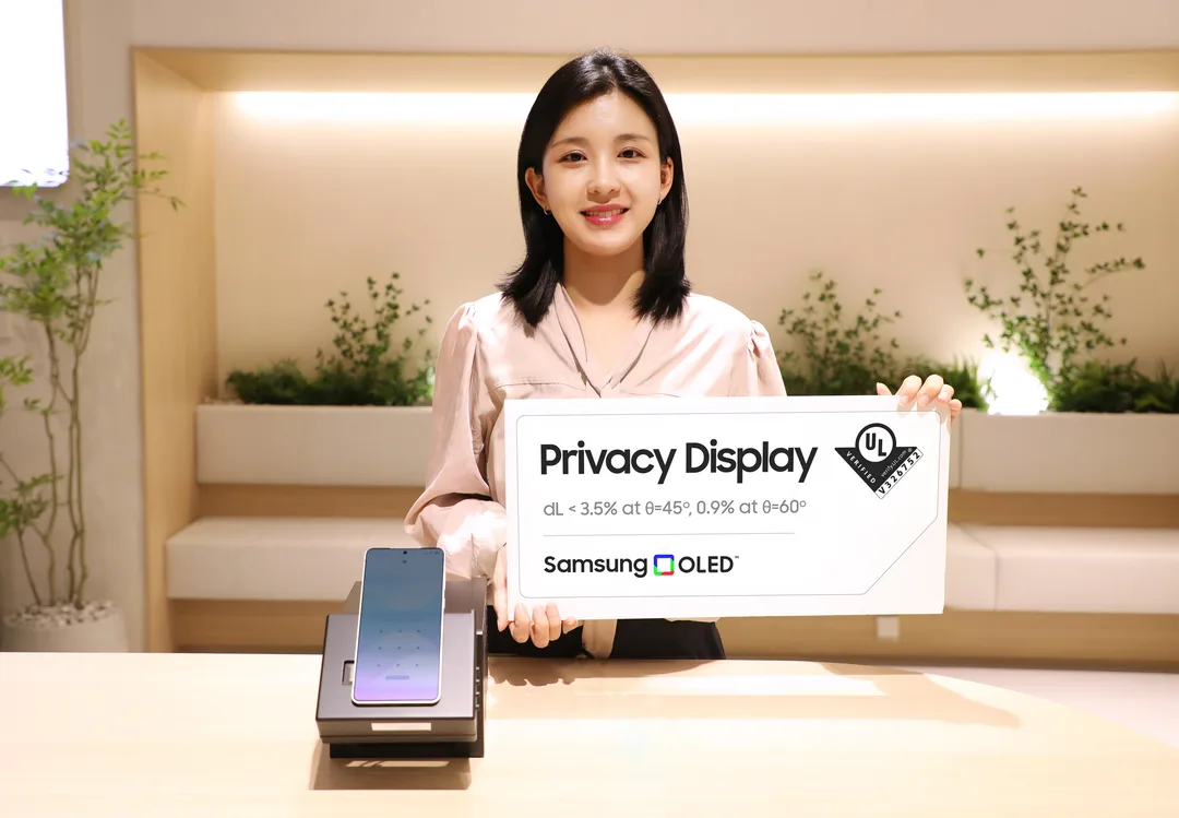 Samsung Display 員工展示 Privacy Display 驗證牌,旁邊有示範手機