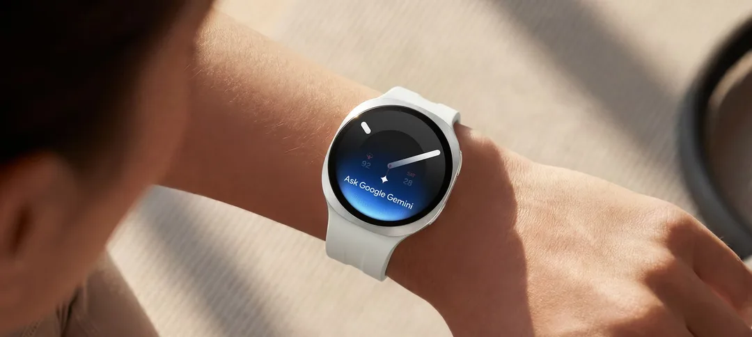 用戶抬起戴住 Galaxy Watch 9 嘅手腕，準備用 Raise to Talk 向 Gemini 落語音指令