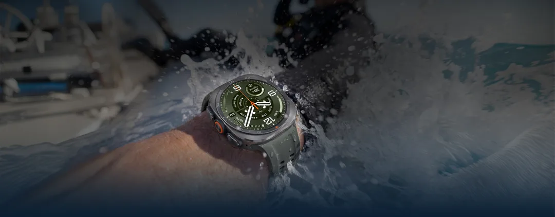 潛水員佩戴 Galaxy Watch Ultra 2 喺開放水域活動