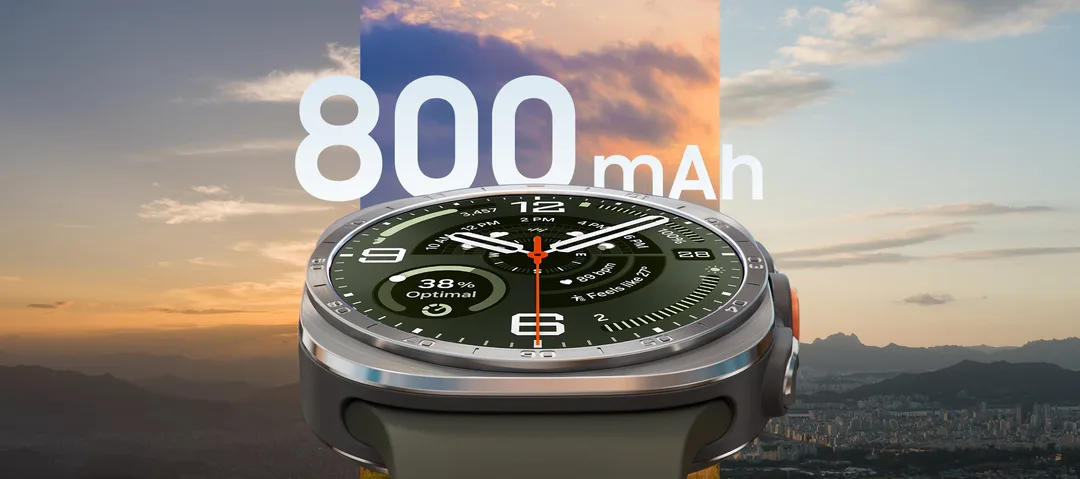 Galaxy Watch Ultra2 配水上運動錶帶，背景展示唔同時段嘅城市景色