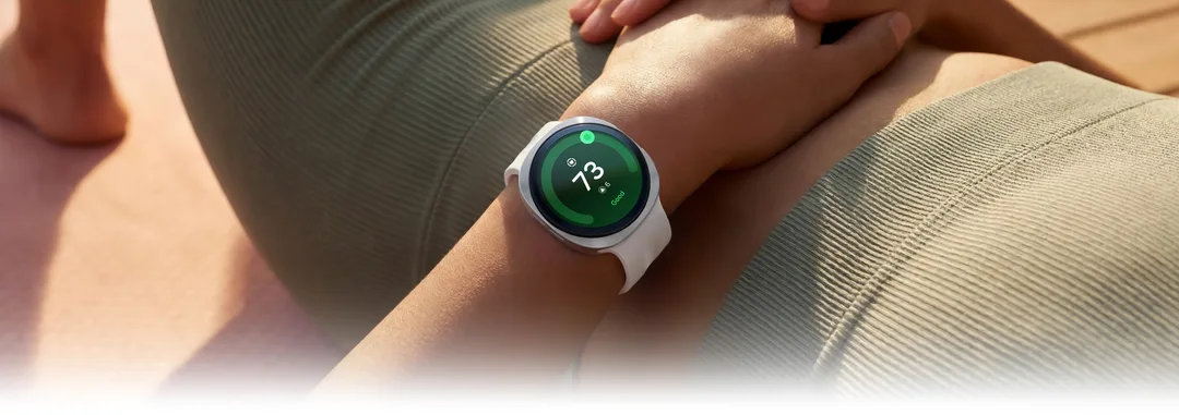 用戶戴住銀色 Galaxy Watch9 查看心臟健康資料