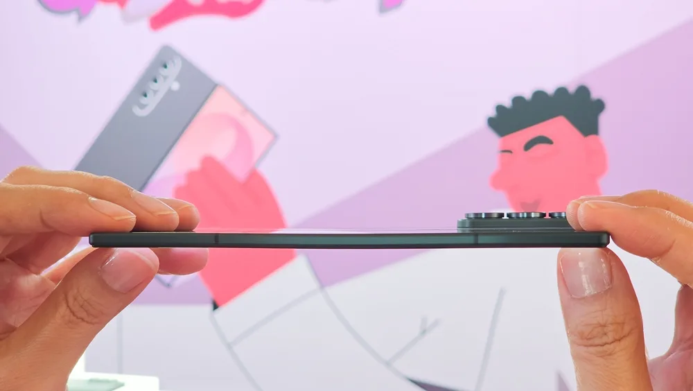 Galaxy Z Fold8 Ultra 展開後展示纖薄機身