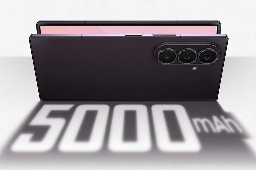半展開嘅 Galaxy Z Fold8 Ultra 機背配合 5,000mAh 電池字樣