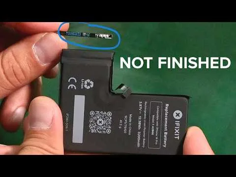 iFixit 影片縮圖，畫面顯示手機電池工廠同電池零件