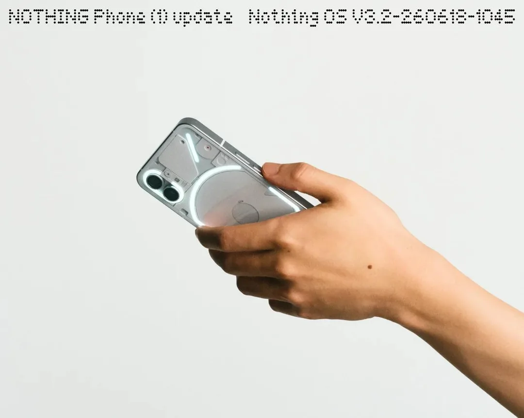 Nothing 社群公告入面嘅 Phone (1) 最後更新 banner,畫面見到白色 Phone (1) 喺手上