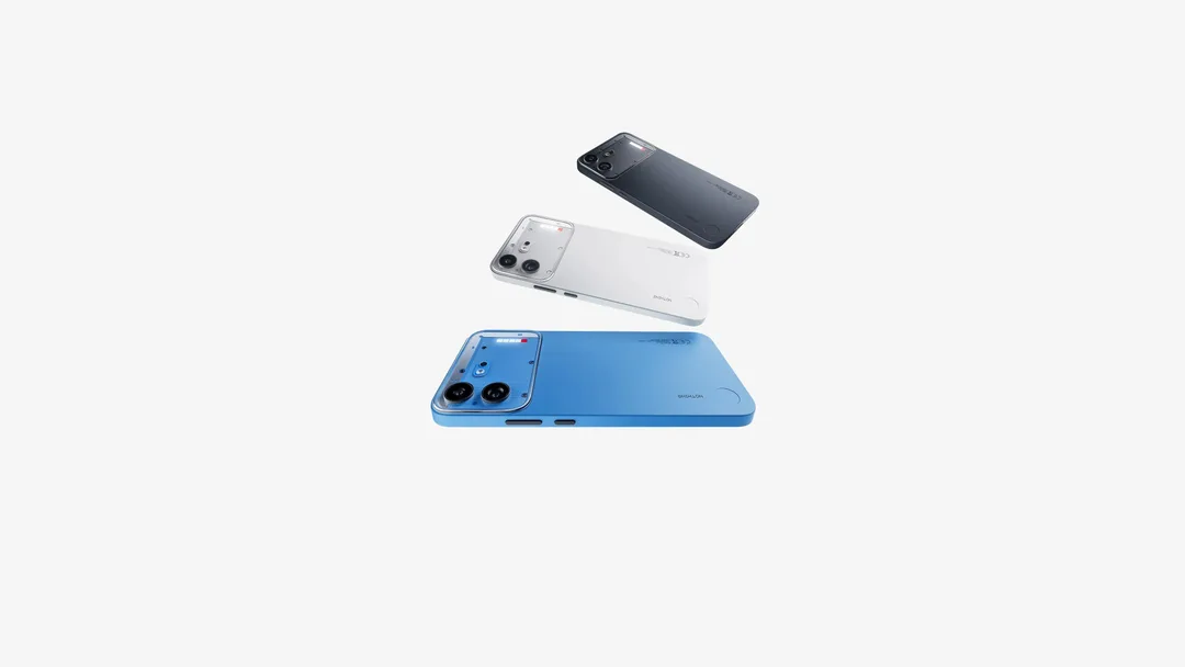 Nothing Phone (4b) 藍色、白色同黑色三款機身排開