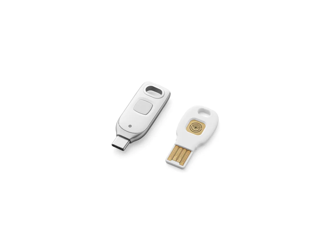 兩款 Google Titan 硬件 security key 放喺白色背景