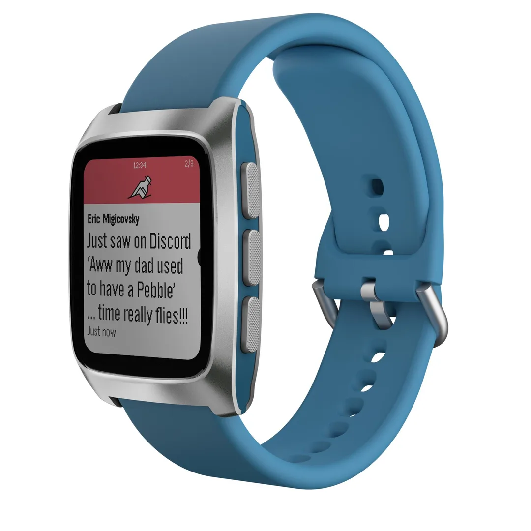 銀色機身配藍色錶帶嘅 Pebble Time 2,螢幕顯示通知