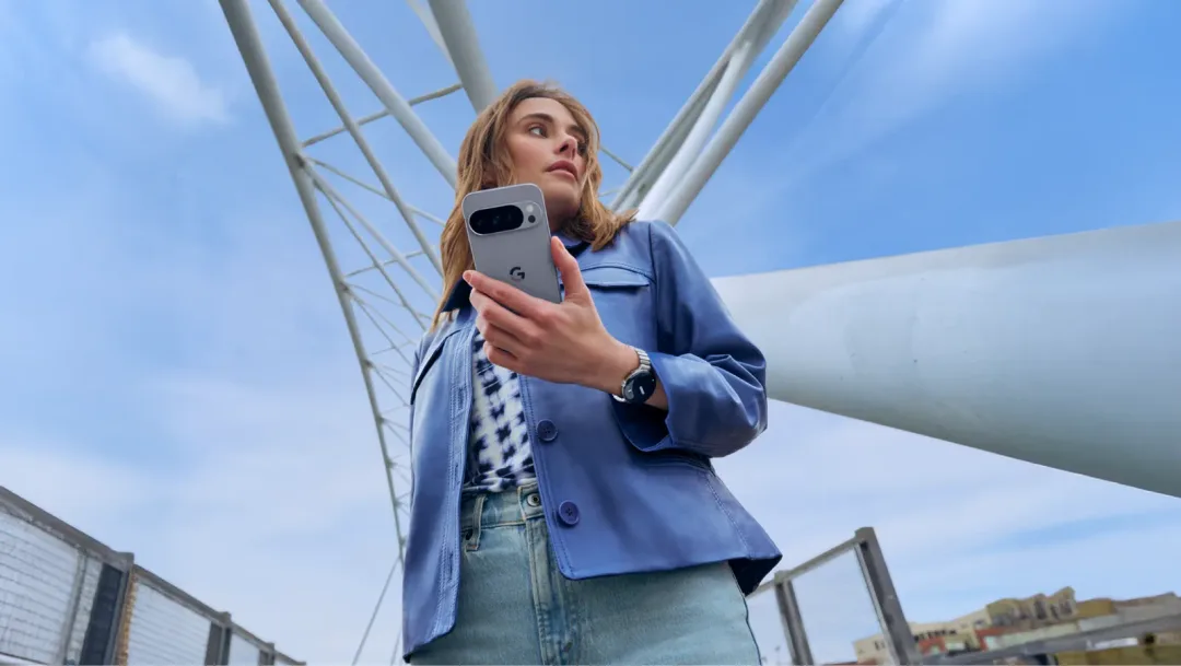 Google 官方生活照入面，有人手持 Moonstone 色 Pixel 10 Pro
