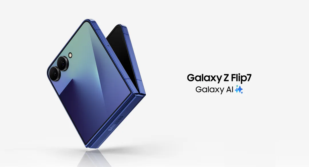 Galaxy Z Flip7 官方產品圖,藍色細摺手機以半摺形態展示