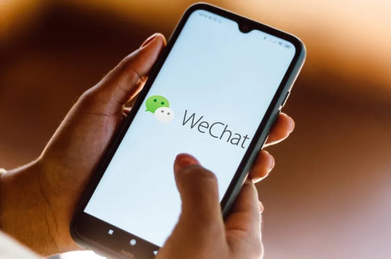 用家手持手機開啟 WeChat,代表騙徒經通訊軟件建立關係