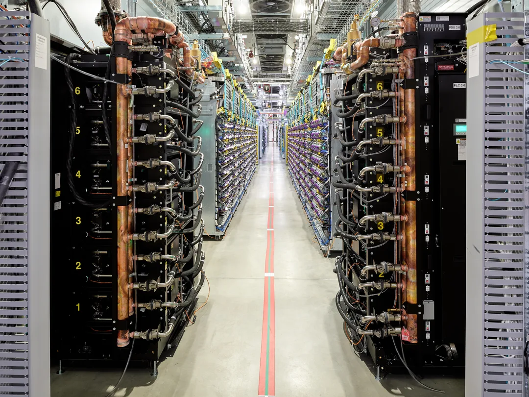Google New Albany data center 入面嘅 server 通道同冷卻分配設備