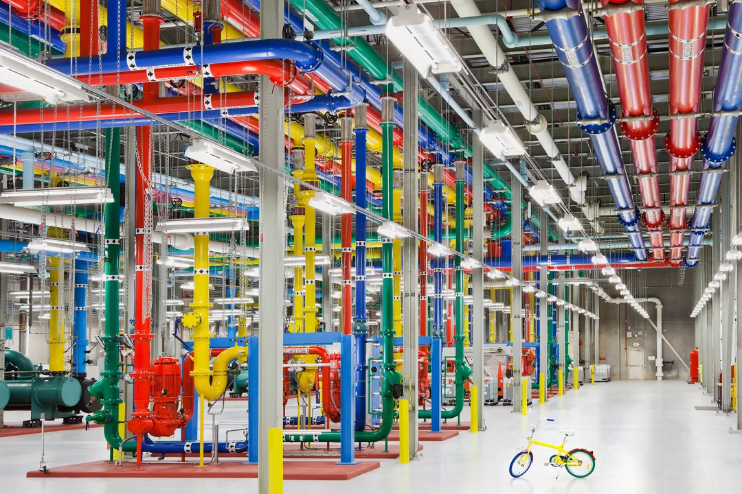 Google Douglas County data center 入面嘅彩色冷卻水管