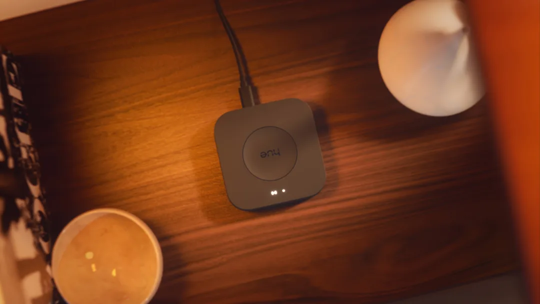 黑色 Philips Hue Bridge Pro 官方產品相,機身上有圓形按鍵同狀態燈