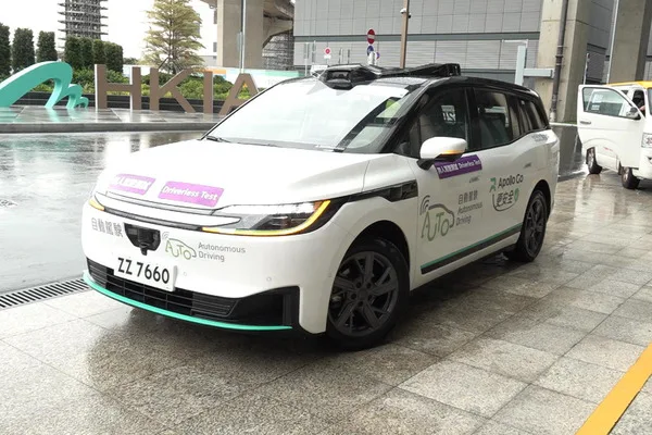 貼有紫色無人駕駛測試標識嘅 Apollo Go 自動車停喺香港機場島