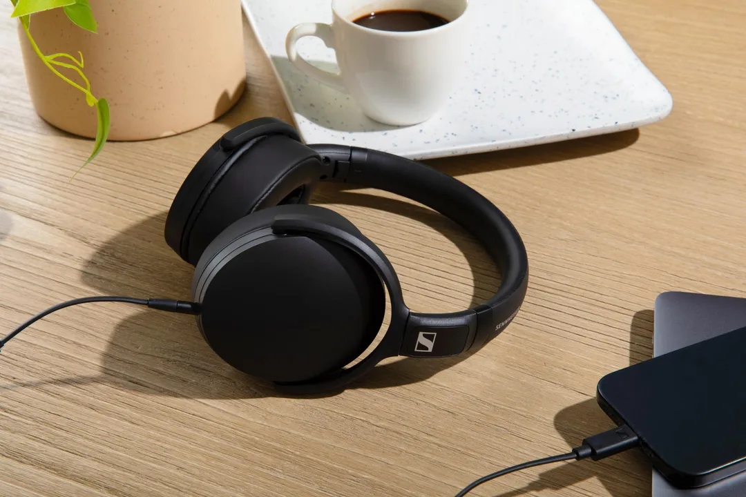 Sennheiser HD 400U 用 USB-C 接駁手機嘅官方產品圖