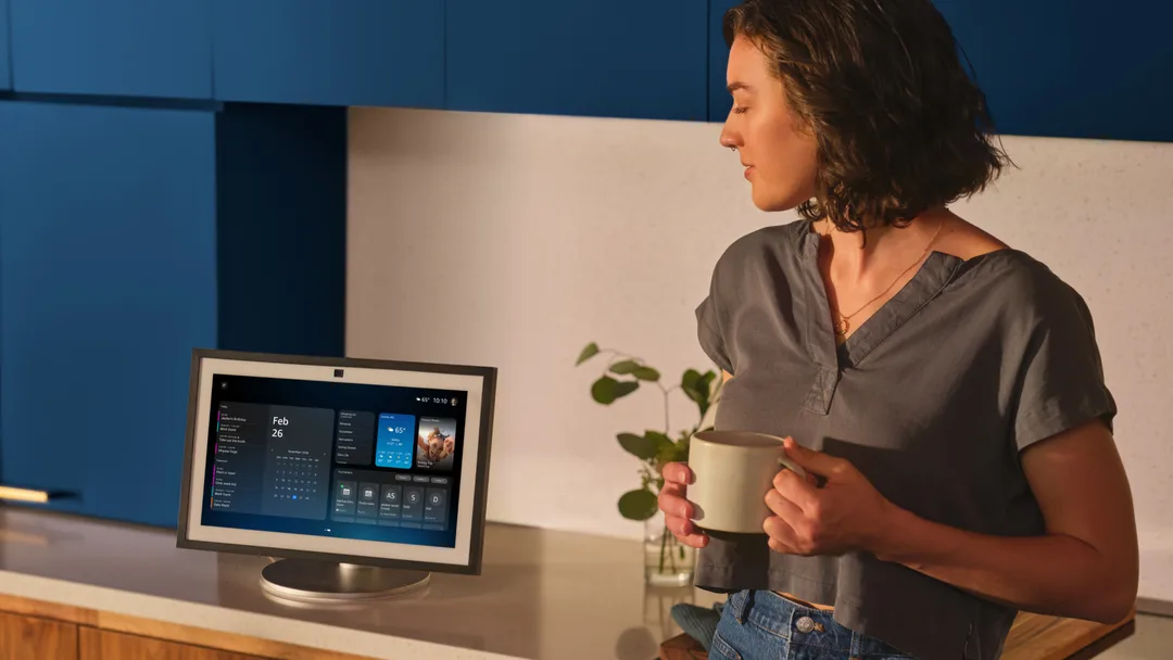 用家喺廚房旁邊望住 Echo Show 上嘅 Alexa+ calendar widget