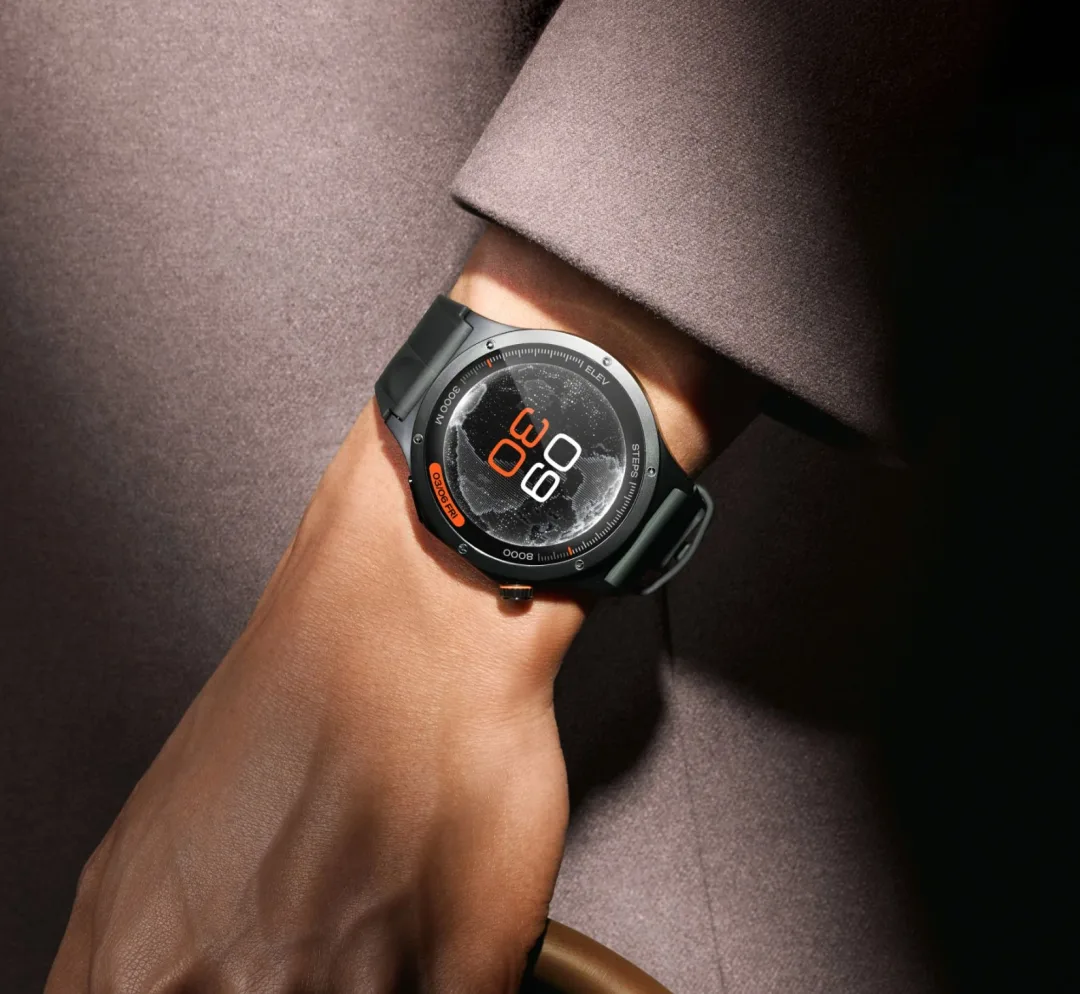 黑色 OPPO Watch X3 戴喺手腕上,展示圓形錶面同橙色錶冠細節