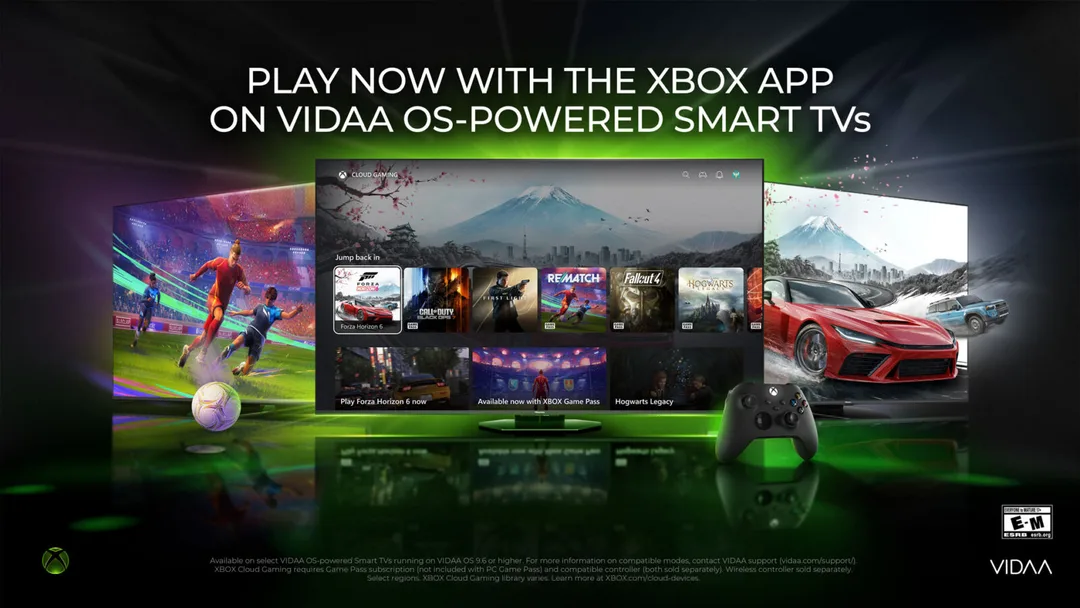 Hisense 電視畫面顯示 Xbox 雲端遊戲介面,旁邊放有 Xbox 無線手掣