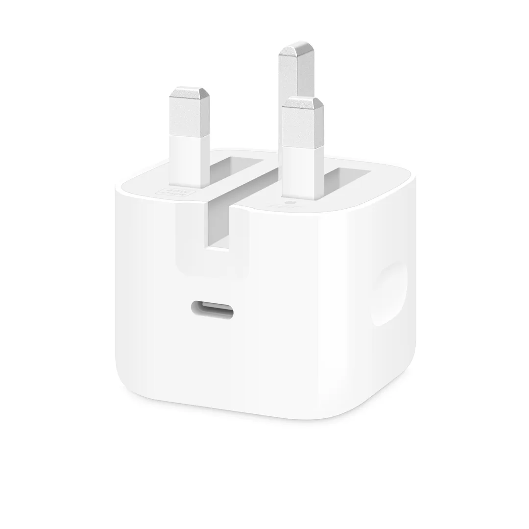 Apple 40W Dynamic Power Adapter 嘅 Type G 插頭，前面有 USB-C port