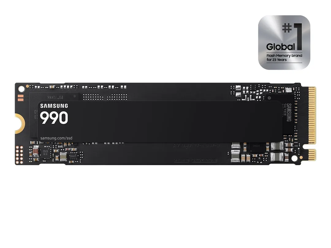 Samsung 990 M.2 SSD 正面產品圖,黑色單面電路板上有 990 標貼