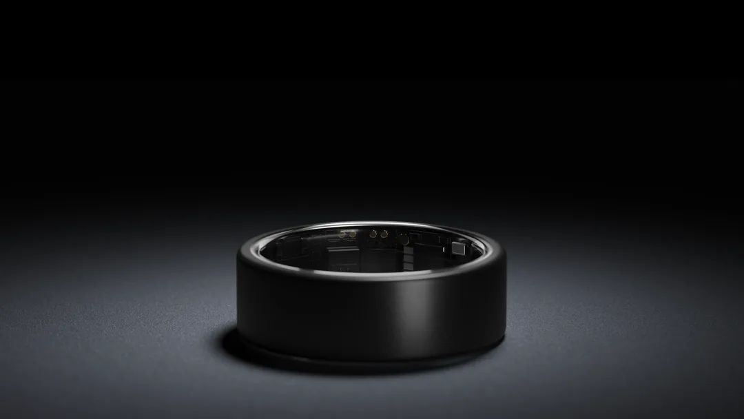 黑色 Ultrahuman Ring AIR 智能戒指近照,可以見到戒指內側感應位置