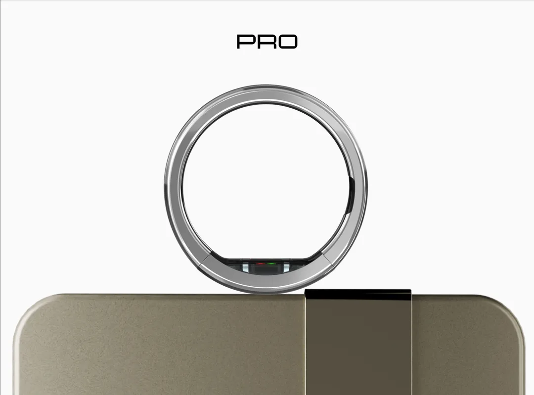 銀色 Ultrahuman Ring PRO 放喺充電盒上方嘅官方產品圖