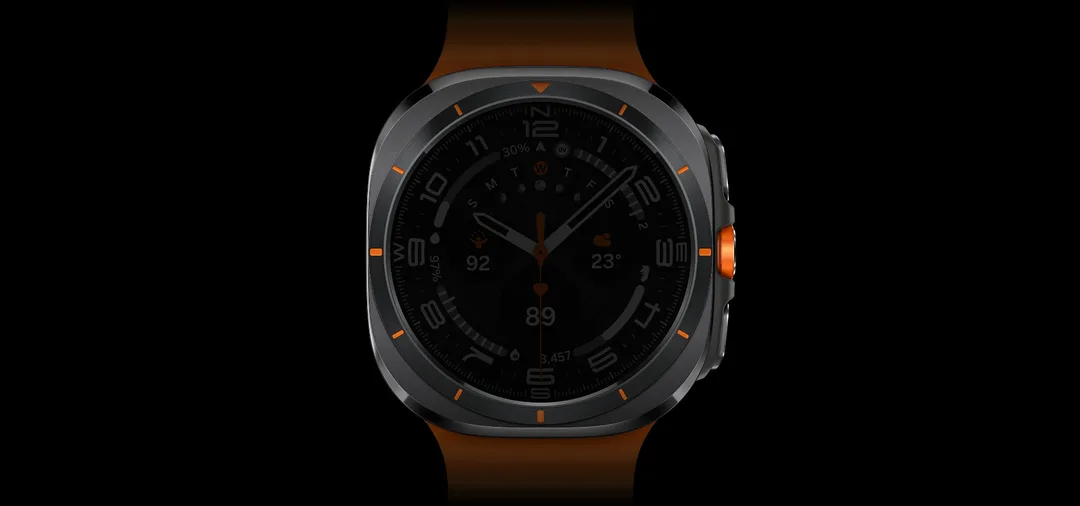 現款 Galaxy Watch Ultra 正面,黑色錶身配橙色快捷鍵