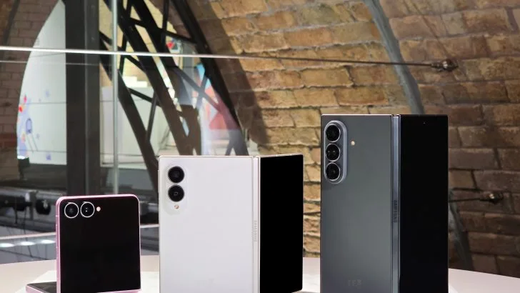 Galaxy Z Flip8、Fold8 同 Fold8 Ultra 背面並排展示，睇到兩款 Fold 嘅機身比例同鏡頭數量分別