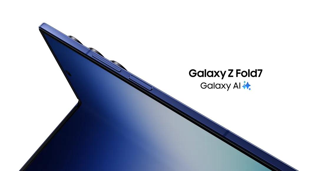 Samsung Galaxy Z Fold7 官方產品圖,展示摺合同打開形態