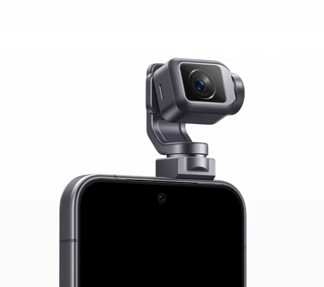 HONOR Robot Phone 升起三軸雲台鏡頭嘅官方近鏡圖