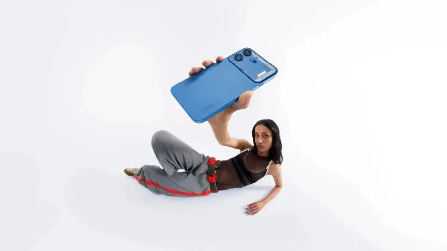 模特兒手持白色同藍色 Nothing Phone (4b),展示機背設計