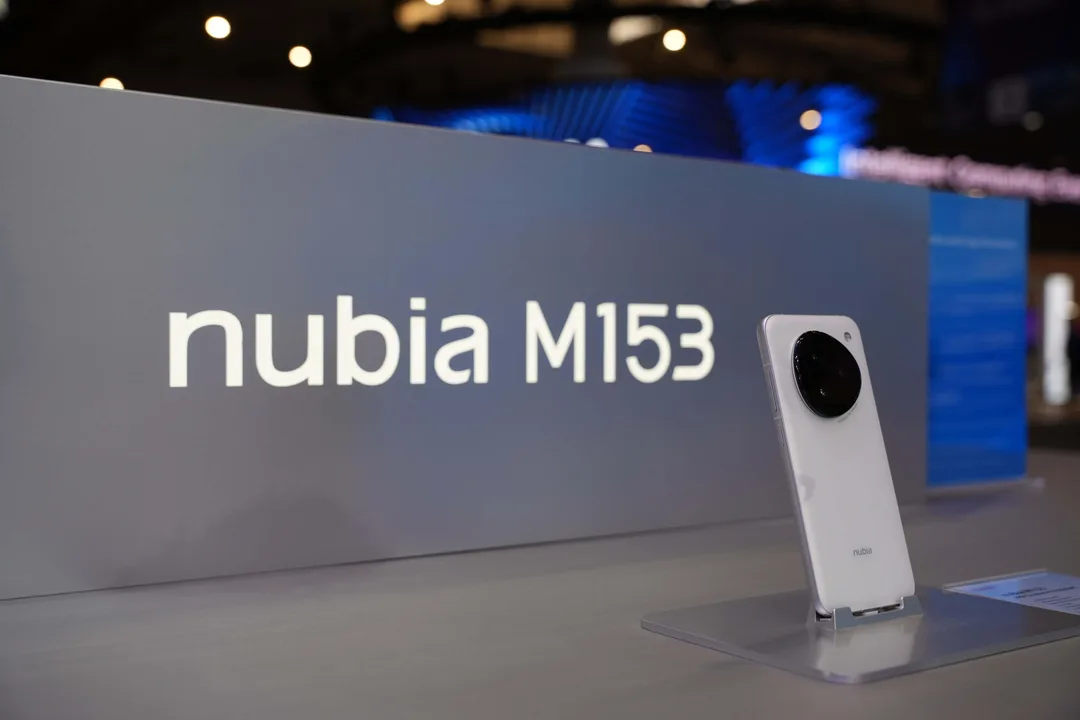 nubia M153 喺 MWC 2026 展區展示，機背有圓形鏡頭模組