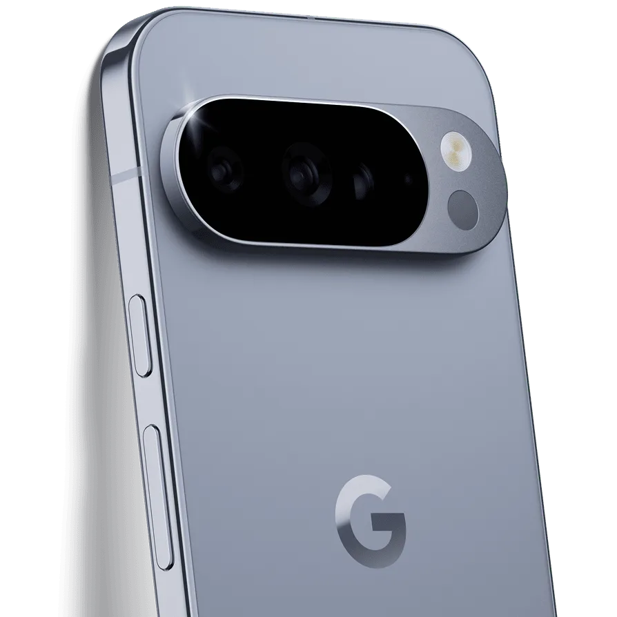 Google Pixel 10 Pro 月石灰機背同鏡頭模組，供同疑似 Pixel 11 Pro 定位比較