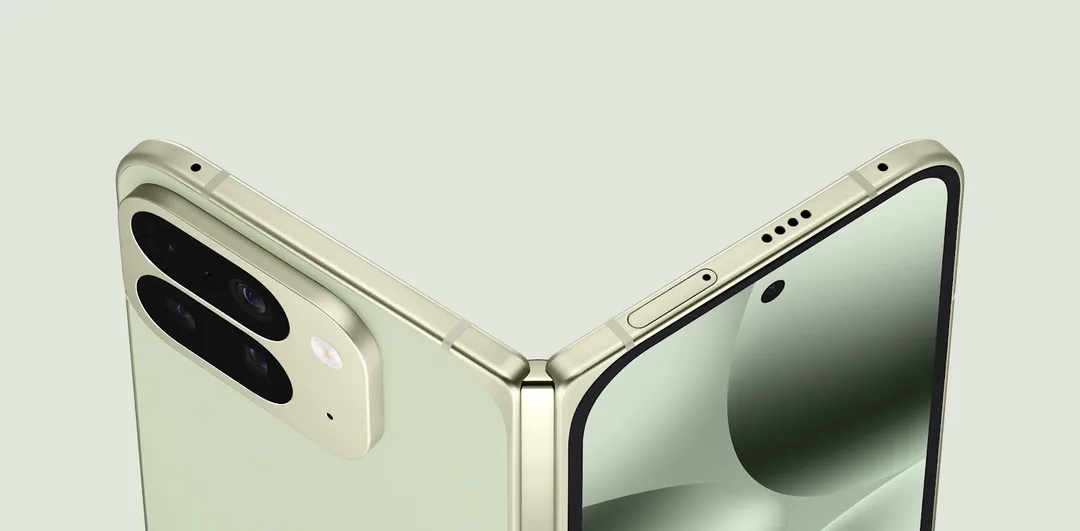 Google Pixel 10 Pro Fold 玉綠色半摺起外觀，供同疑似新一代摺機比較