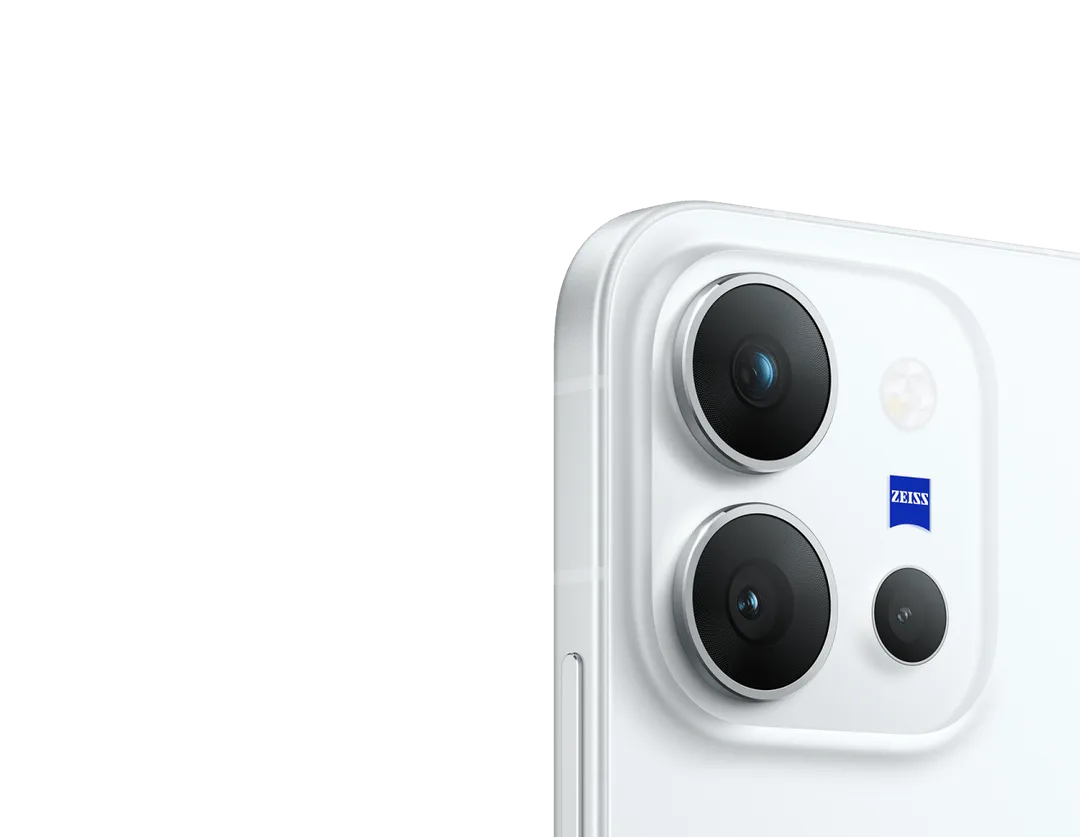 白色 vivo X300 E 背面蔡司三鏡頭模組近照