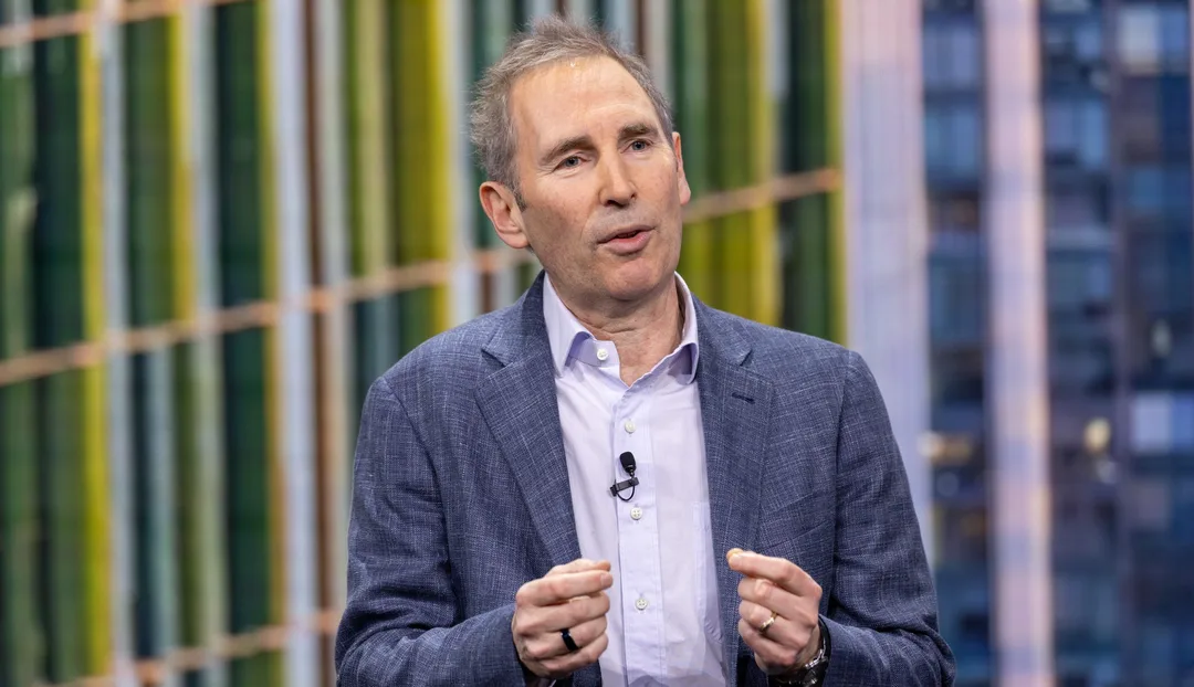 Amazon 行政總裁 Andy Jassy 喺公司員工會議上發言