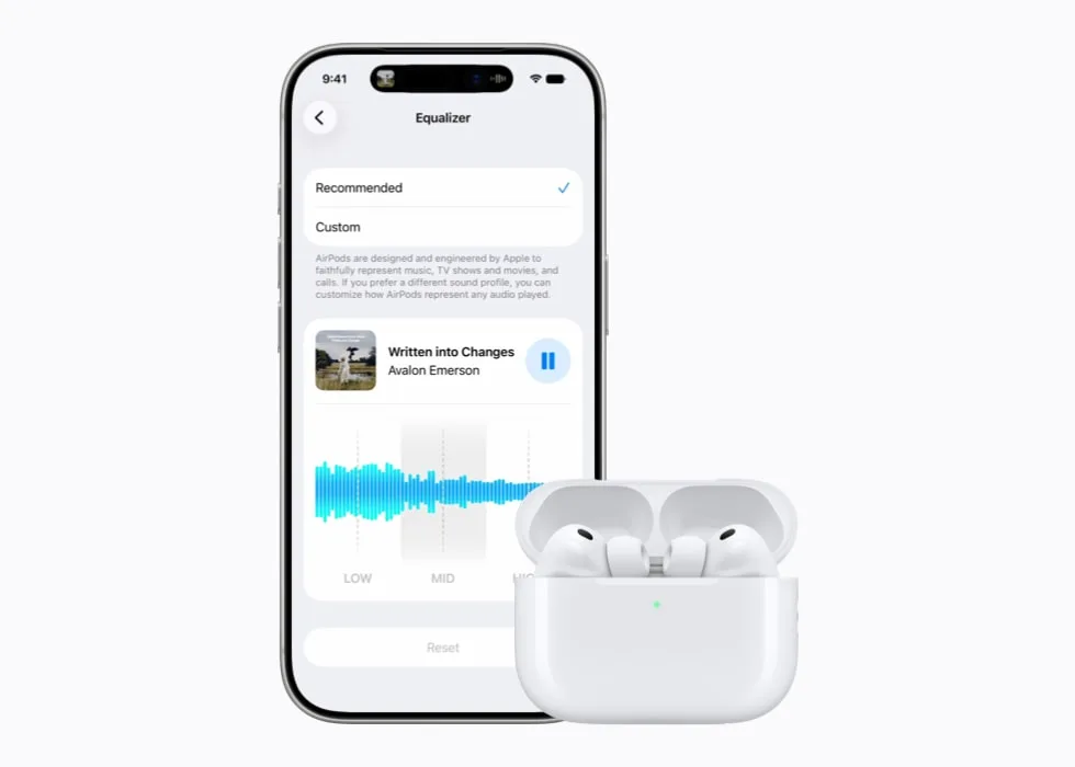iPhone 17 Pro 放喺 AirPods 旁邊,畫面顯示 iOS 27 AirPods 自訂 EQ 低、中、高音控制介面