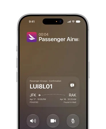 銀色 iPhone 17 Pro 通話畫面顯示航空公司確認資料，示範 Call Context 功能