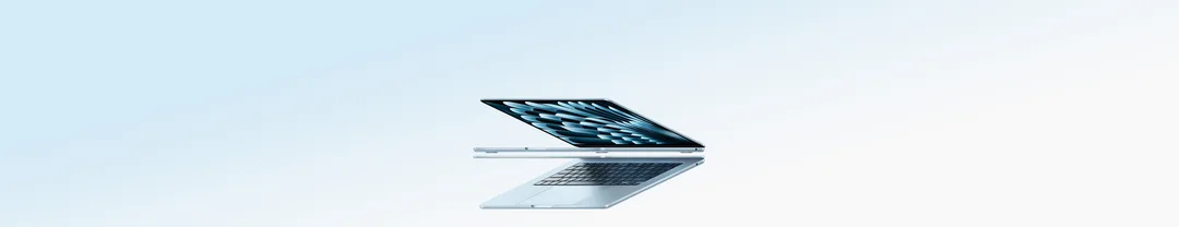 兩部打開嘅天藍色 M5 MacBook Air 排成箭嘴形狀，展示纖薄機身