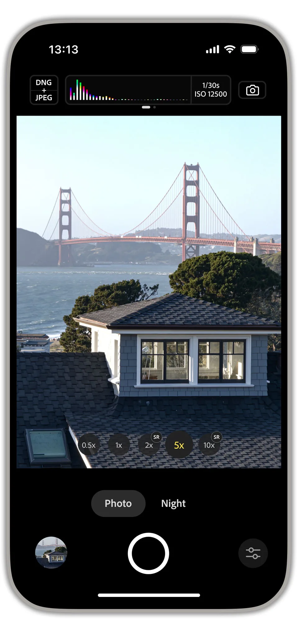 iPhone 顯示 Project Indigo 相機介面,旁邊係 app 拍攝嘅人像相片