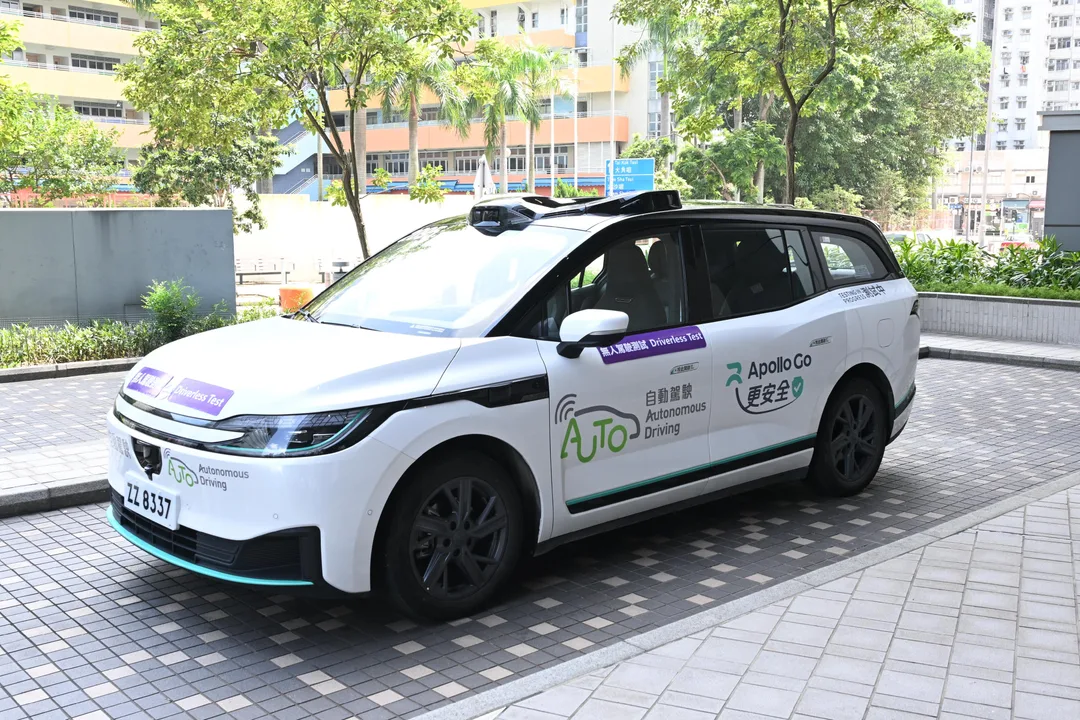 貼上無人駕駛測試標籤嘅百度 Apollo Go 自動車停喺香港路旁