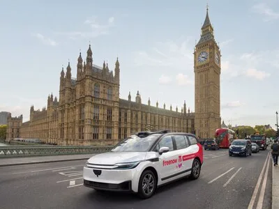 Freenow 塗裝嘅百度 Apollo Go RT6 駛過倫敦西敏宮外道路